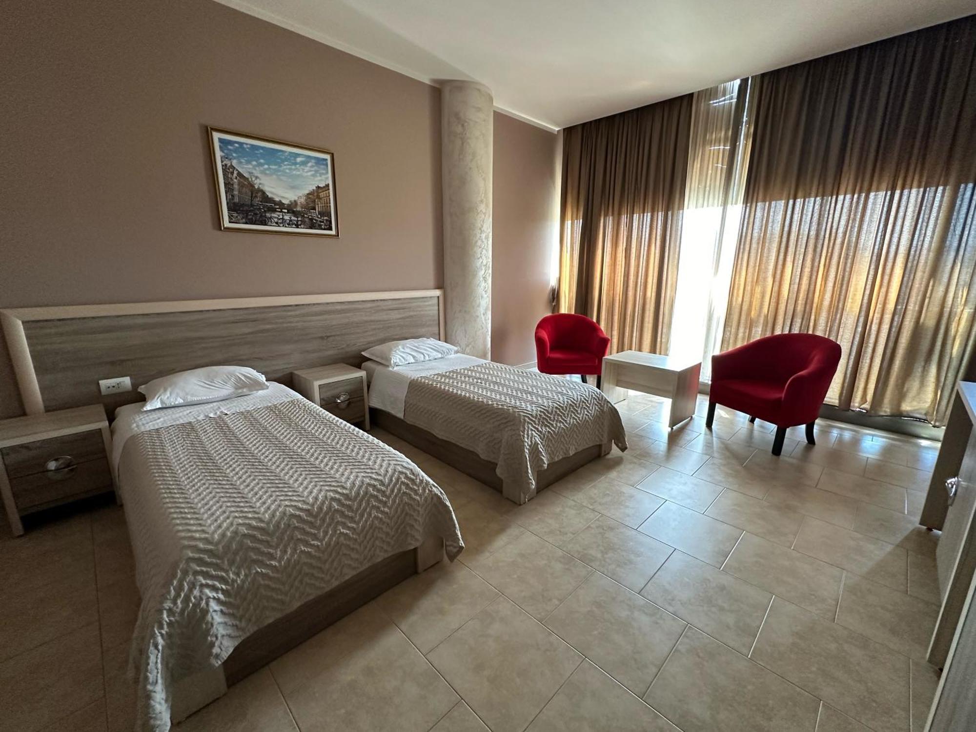 Hotel Terminal Tirana Bregu i Lumit Buitenkant foto